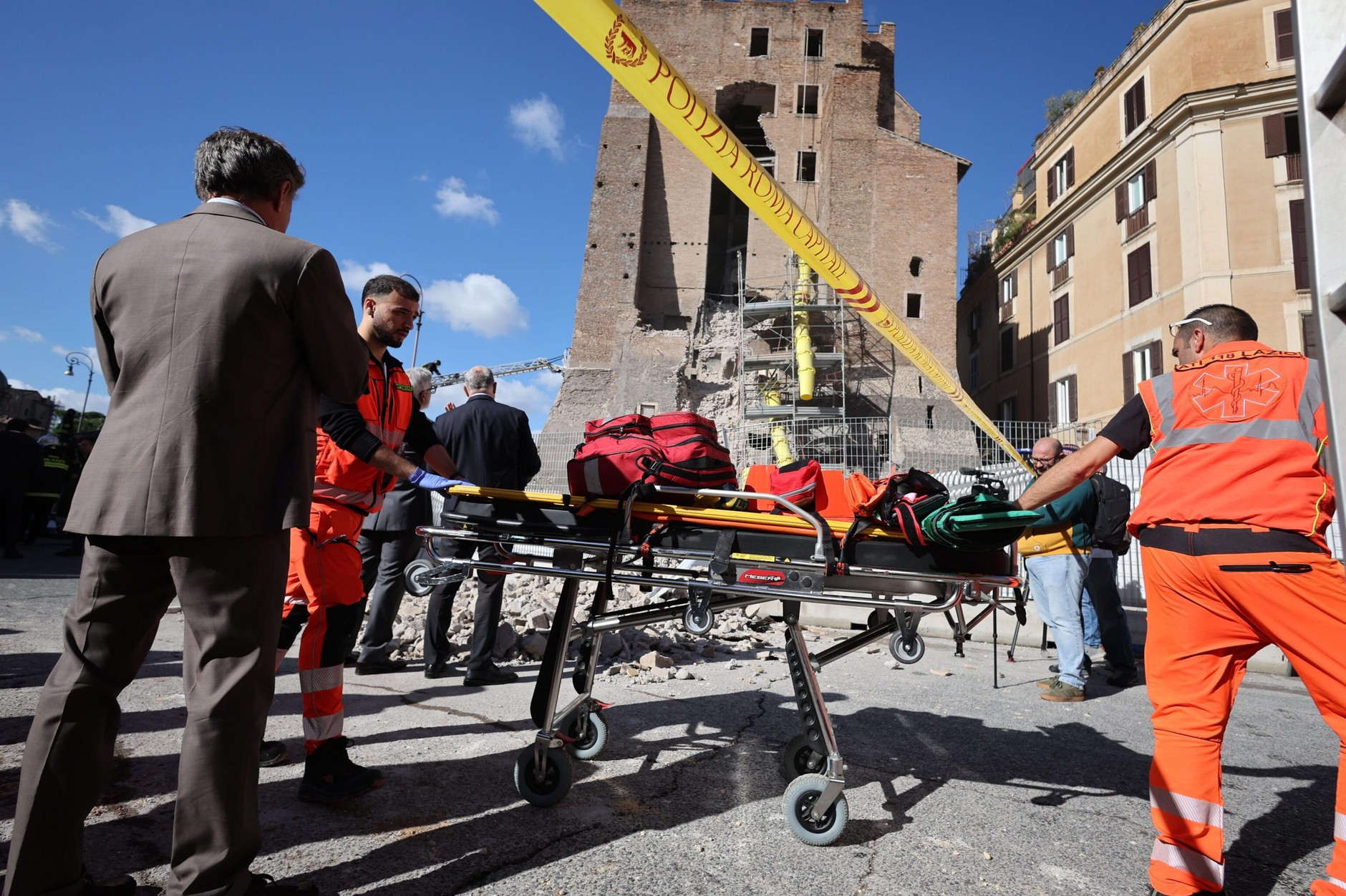 epa12500825 - ITALY ACCIDENTS (Rome's Torre dei Conti partially collapses during renovation, injuring worker)