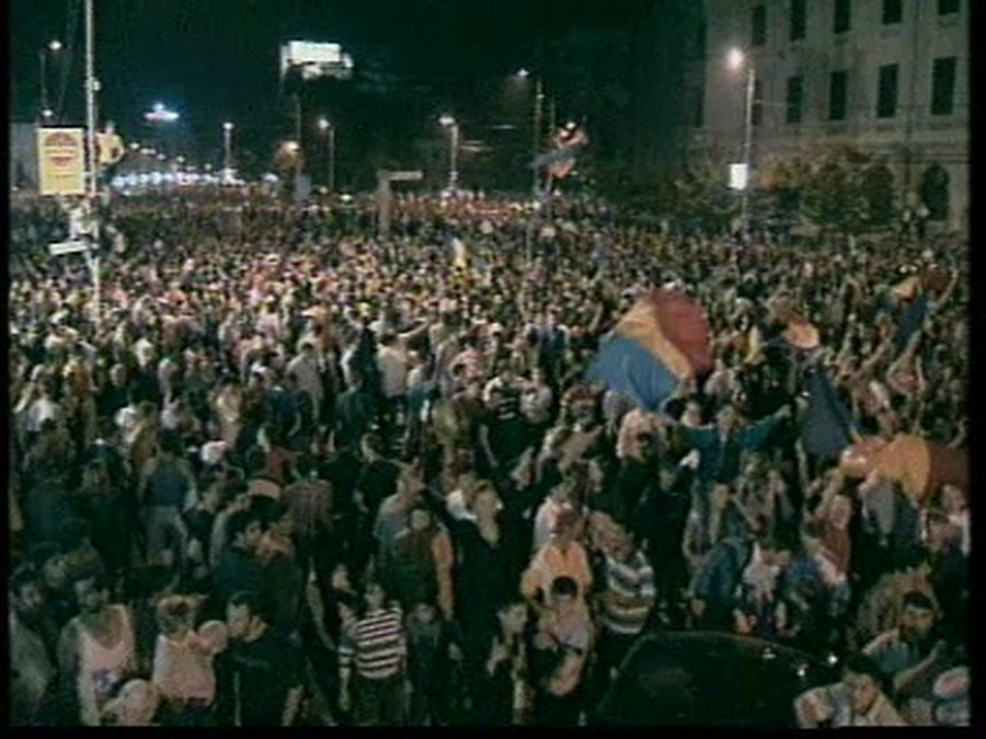 Romanians took to the streets after the Romanian national team defeated England at EURO 2000. Photo: Captură ProTV The passion of the actress Maria Obretin: