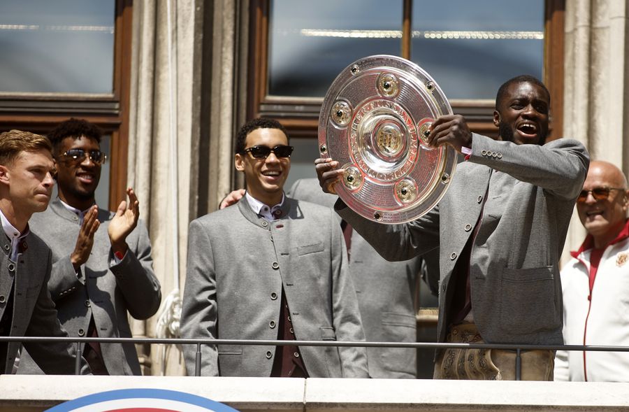 Dayot Upamecano, celebrating his third Bundesliga title (season 2024/2025) // PHOTO: Getty Images A colossus has retreated! It will be a three-way battle for Dayot Upamecano's signature