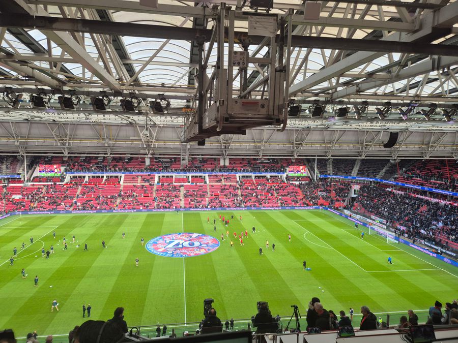 The details that break the mold on a match day in the stadium of the rich in Eindhoven » Strictly forbidden, but present everywhere! Gala outfits and a historic event