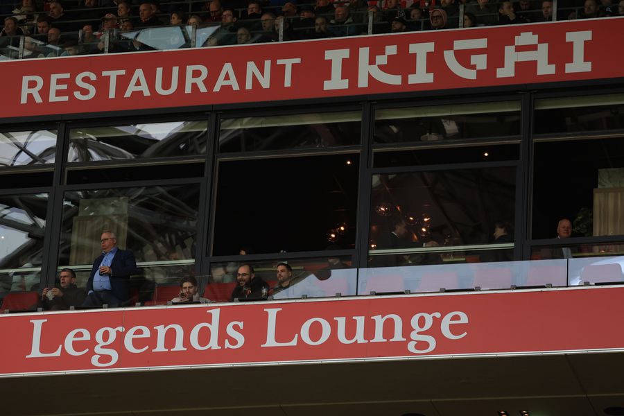 The details that break the mold on a match day in the stadium of the rich in Eindhoven » Strictly forbidden, but present everywhere! Gala outfits and a historic event