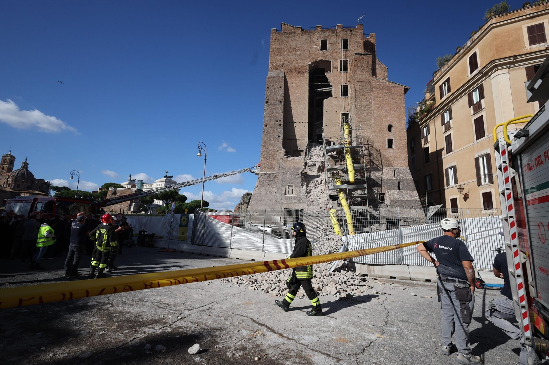 epa12500823 - ITALY ACCIDENTS (Rome's Torre dei Conti partially collapses during renovation, injuring worker)