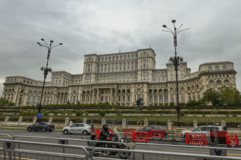 How the dissatisfaction with the city hall of the inhabitants of European capitals changes from east to west / A comparison between Bucharest and other cities