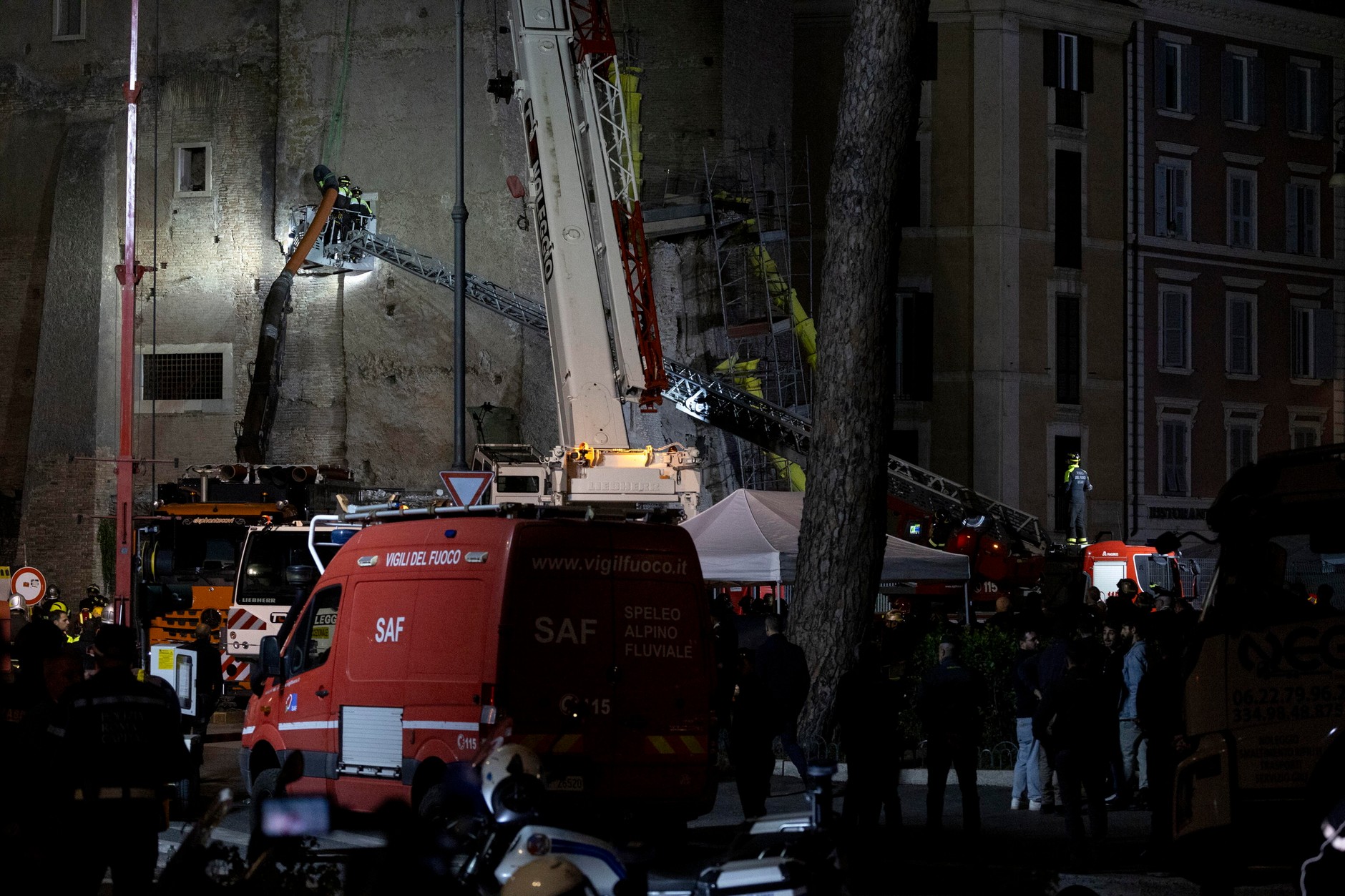 epa12501139 - ITALY ACCIDENTS (Rome's Torre dei Conti partially collapses during renovation, injuring worker)