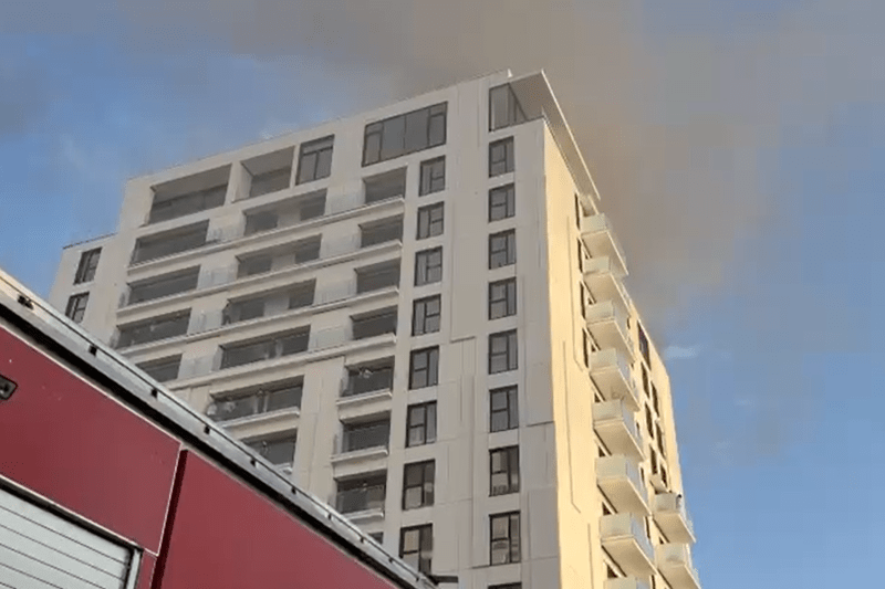 VIDEO Fire with large smoke emissions at a block of flats in Bucharest. Several fire crews intervene
