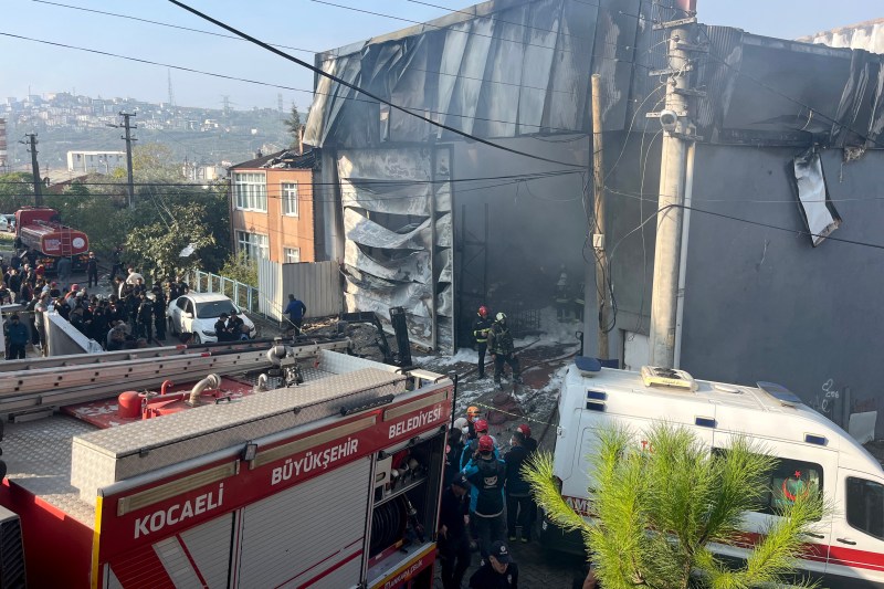 VIDEO Fire at a perfume warehouse in Turkey, at least 6 people died