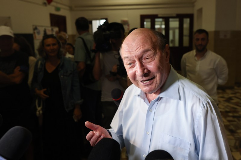 Traian Băsescu, on the reduction of the number of state employees:
