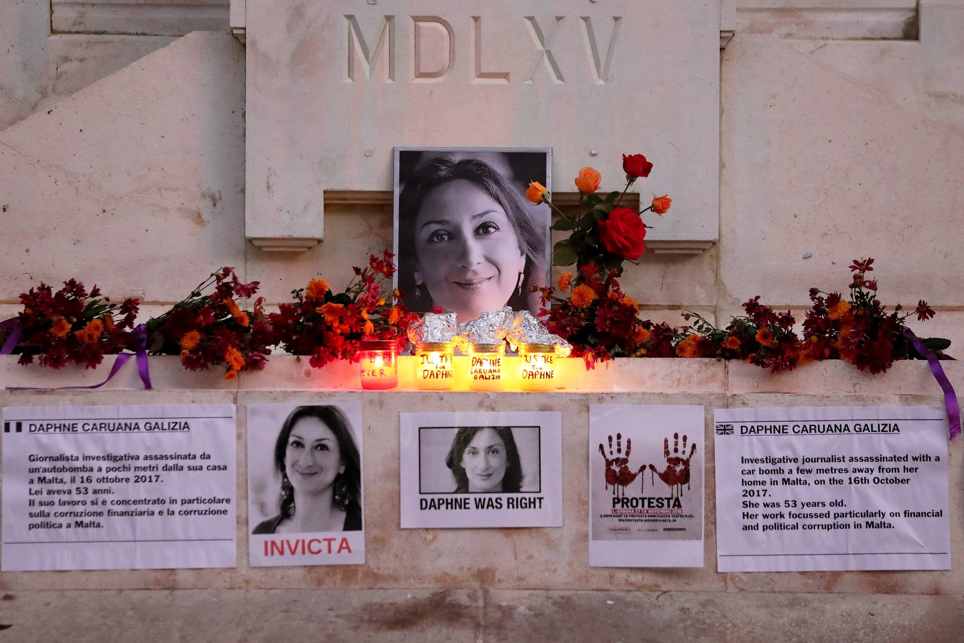 Pomnik ku czci Daphne Caruany Galizii przy Pomniku Wielkiego Oblężenia w Valletcie, Malta (26 listopada 2019 r.)