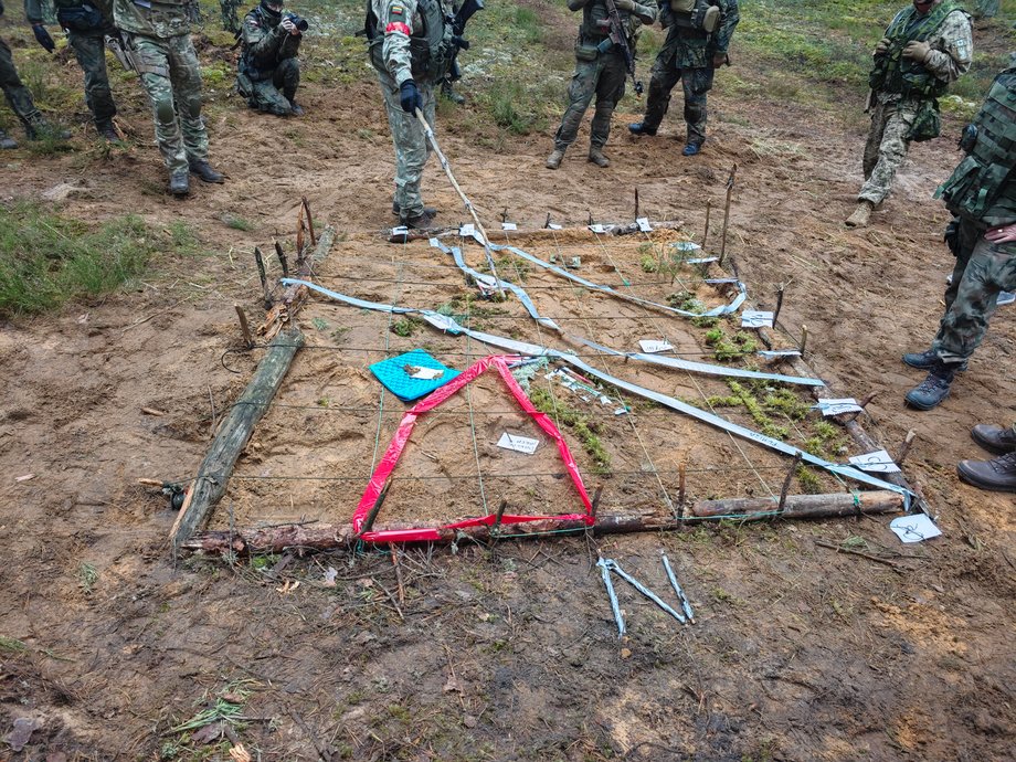 Lithuanian soldier presents "map" exercises