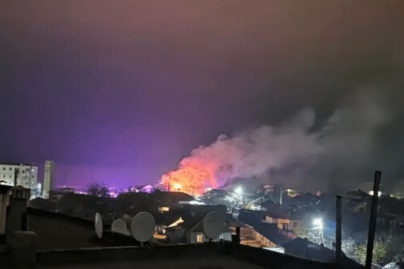VIDEO Strong fire at a boarding house in Mahmudia, Tulcea county. 31 tourists and 15 employees self-evacuated. More than 20 firefighters intervene