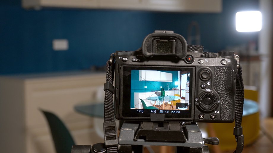 Photos of the apartment determine whether the customer clicks on the ad