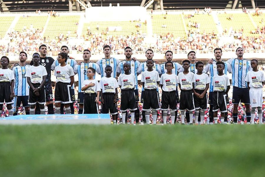 The national teams of Argentina and Angola, at the start of the luxury friendly in Luanda Exaggerated fast and protests upon Messi's arrival in Angola » The country's president stepped onto the pitch at the start of the match: what a gift he gave to Lionel