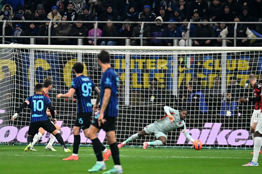 Incredible shot for Cristi Chivu » The player who could transfer in the summer free of contract to Inter!