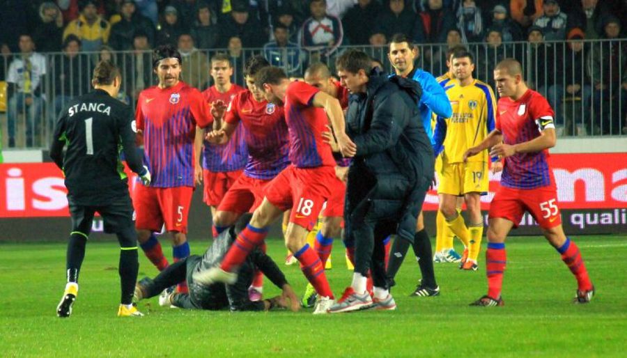 The moment when Stella's players put Galamaz's attacker to the ground in the match with Petrolul de Ploiești, from 2011. Photo: GSP archive He won the League 1 title and warns us from Sarajevo: