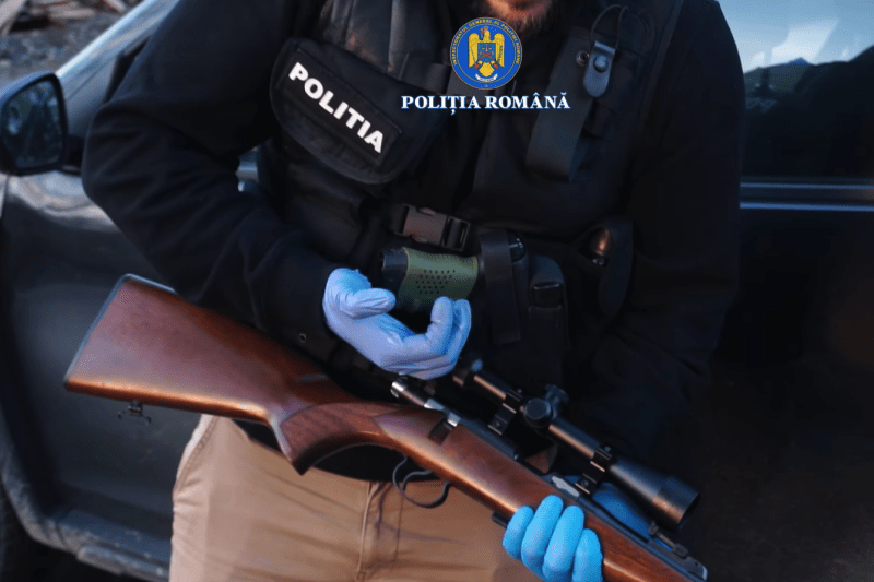 VIDEO Package with lethal weapons sent from Spain to Bistrita-Năsăud, through a courier company. Two men were detained
