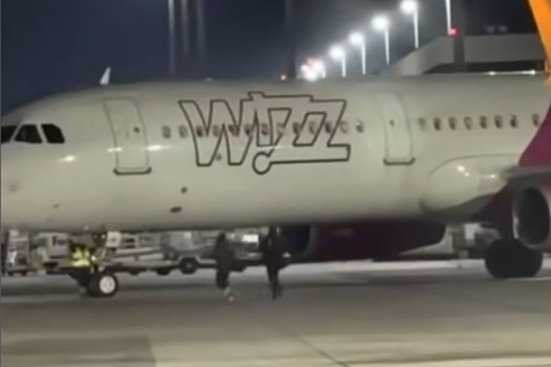 Following the precedent set by the Romanians, three Britons ran after the plane, also on the runway of the Cologne airport