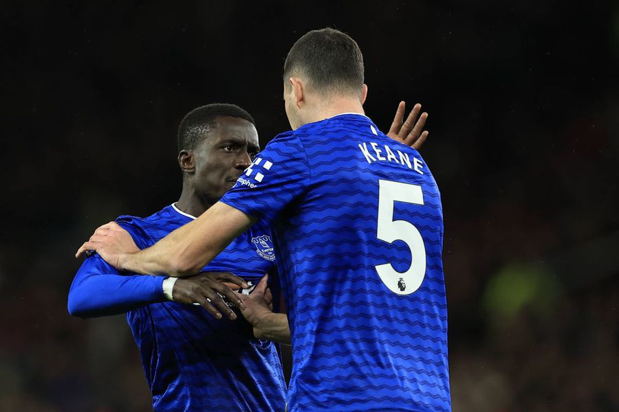 Idrissa Gueye at the moment he slaps teammate Michael Keane / Photo: Imago Manager David Moyes' bizarre reaction to Idrissa Gueye's palm: