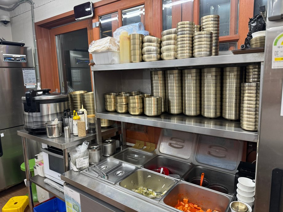 The kitchen of Neungra Bapsang restaurant