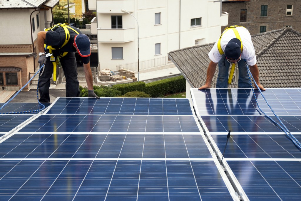 Installation of solar panels. Photo: Aprescindere | Dreamstime.com