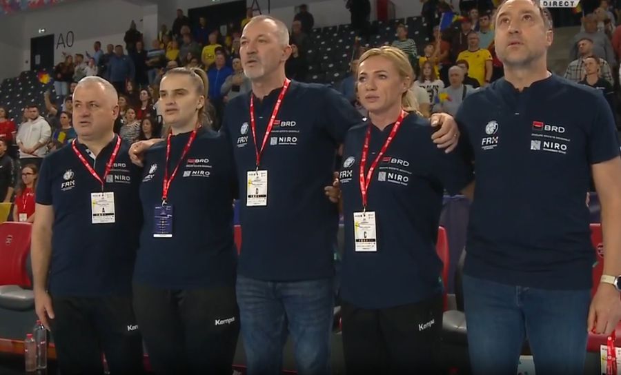 Ovidiu Mihăilă, Iulia Curea and the Romanian staff / PHOTO: Capture @Pro Arena Romania, a strong debut at the 2025 Carpathian Trophy » Tricolor handball players scored 40 goals!