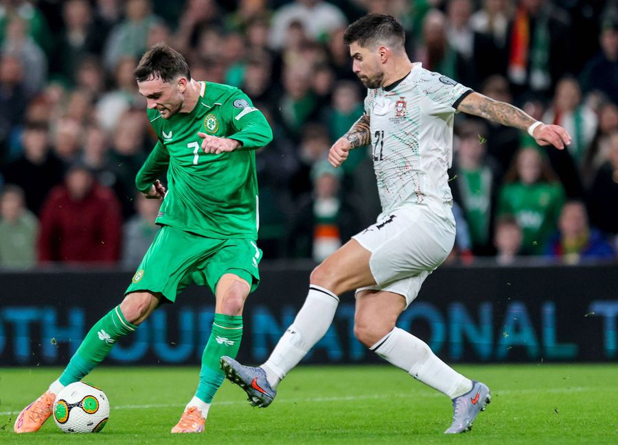 Troy Parrott (in a duel with Ruben Neves) brought three points to Ireland, who will play in Hungary in the final for the 2nd place in the group / Photo: Imago Irish fans, conquered by the