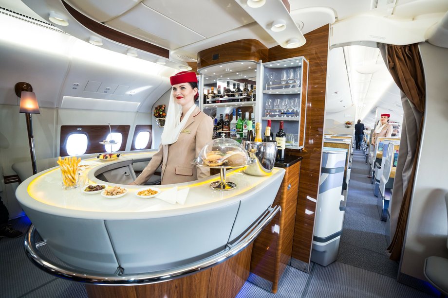 How much does a stewardess earn? In the photo: Emirates stewardess 