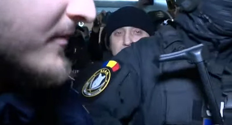 VIDEO The first images of Horațiu Potra and his relatives after they were brought to the country. The head of the mercenaries, surrounded by masked people and the press at Otopeni Airport
