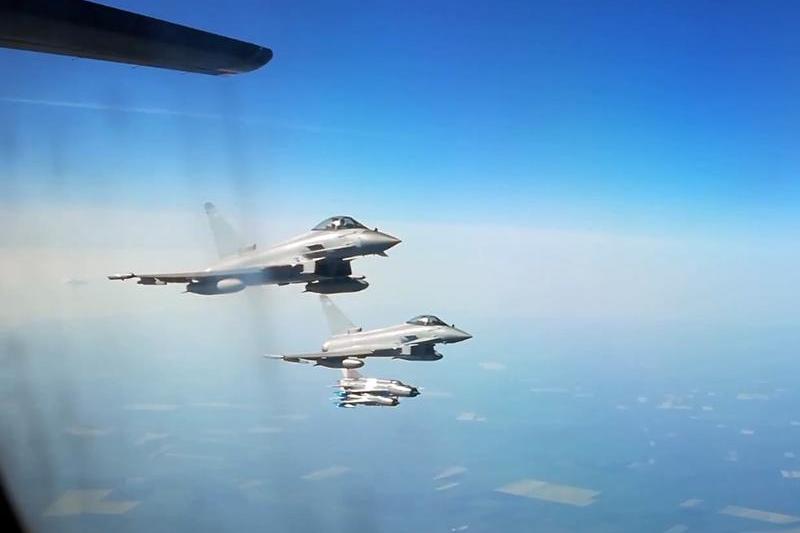 Eurofighter Typhoon planes intercepting an aircraft over Romania, Photo: HotNews.ro / Victor Cozmei