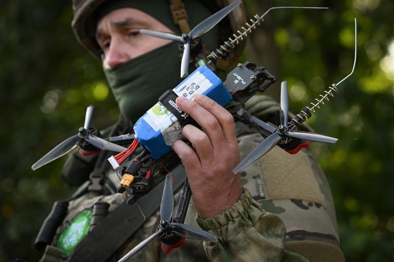 A Russian military prepares to launch an FPV drone at a training center of the Central Military District, Photo: Stanislav Krasilnikov / Sputnik / Profimedia