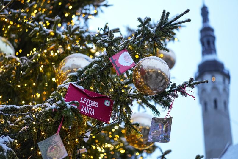 Decorated Christmas tree, Photo: Pavel Golovkin / AP / Profimedia