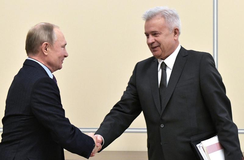 The former head of Lukoil, Vagit Alekperov, with Russian President Vladimir Putin, Photo: Alexei Nikolsky / AP / Profimedia
