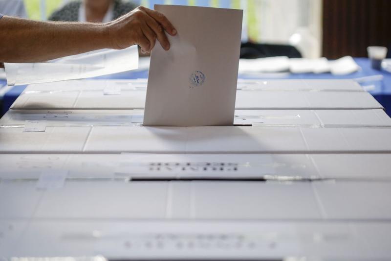 Ballot inserted in the ballot box, Photo: Inquam Photos / Octav Ganea