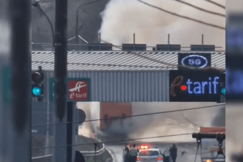 VIDEO Truck loaded with more than 20 tons of fertilizer, on fire near the Feteşti toll station / Traffic is stopped on the A2, direction Bucharest