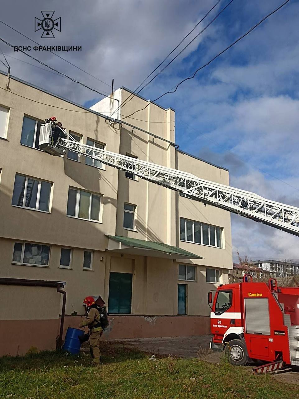 In Ivano-Frankivsk, a charging station exploded in an office, causing a fire. Two people were injured, 40 were evacuated photo 1