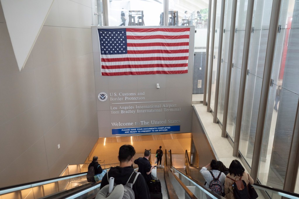 Border control at Tom Bradley International Airport in Los Angeles. Photo: Taidgh Barron / Zuma Press / Profimedia