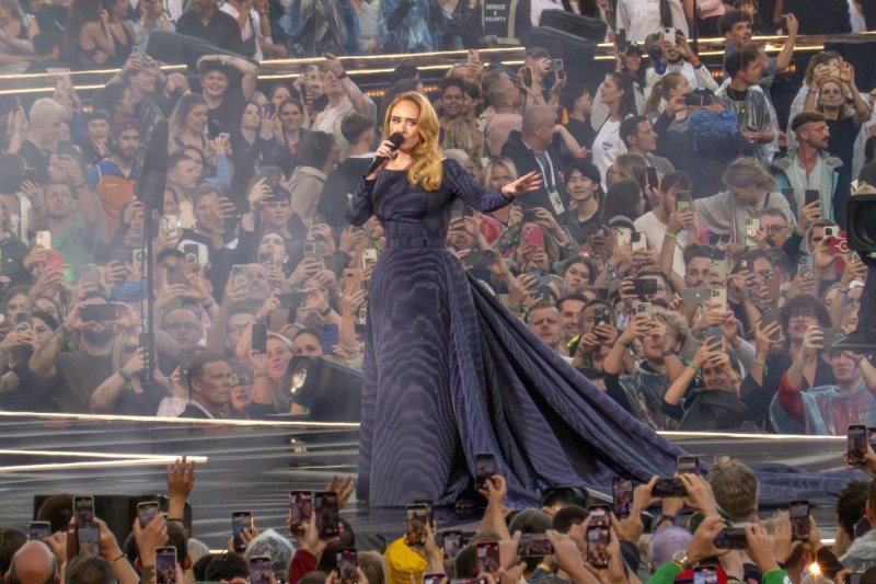Adele will make her acting debut. She will star in the third film directed by the famous fashion designer Tom Ford