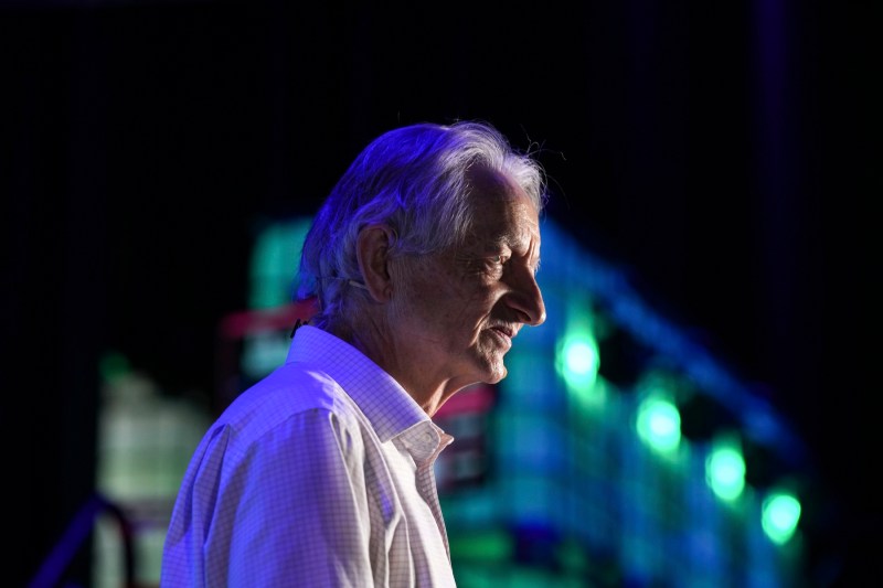 'Godfather of AI' warns tech giants can't make a profit unless they replace human labor with artificial intelligence / 