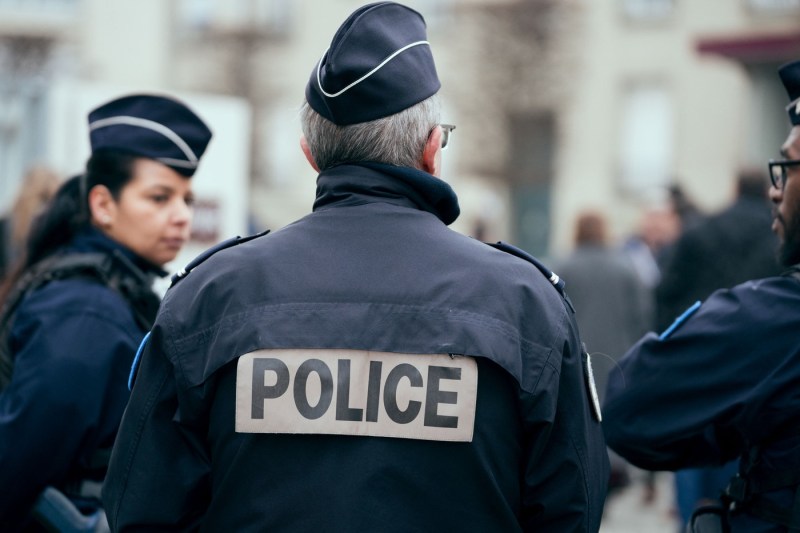 PHOTO Investigation in France after the gesture made by the police who confiscated a feminist banner, similar to a custom of the ultras