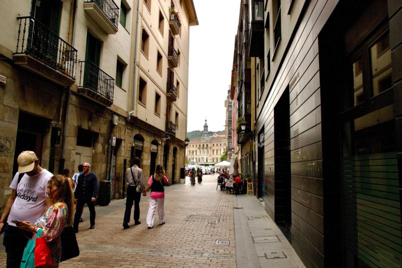 Housing in Spain has reached prohibitive prices. How much does a family have to work to buy a house
