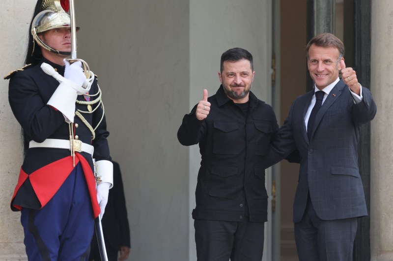 Zelenski, meeting in Paris with Macron, in full renegotiation of the peace plan proposed by the USA