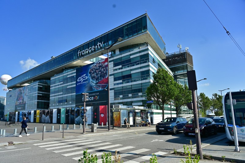 VIDEO The headquarters of France Televisions in Paris, evacuated after a bomb alert. The franceinfo show, interrupted live