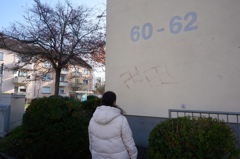 A Romanian causes stupor in Germany. He drew swastikas on dozens of cars and walls with his own blood