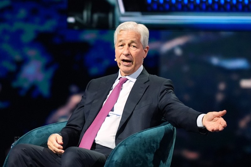 The head of the largest US bank, JP Morgan, and Wall Street executives, invited to a private dinner at the White House