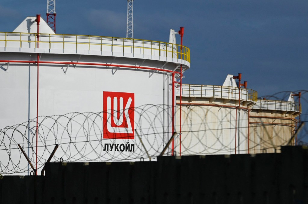 Fuel tanks belonging to Lukoil in the port of Rosenets in Bulgaria. Photo: Nikolay DOYCHINOV / AFP / Profimedia