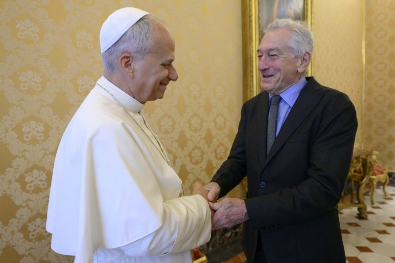 VIDEO Robert de Niro visited Pope Leon at the Vatican. What the sovereign pontiff gave the actor