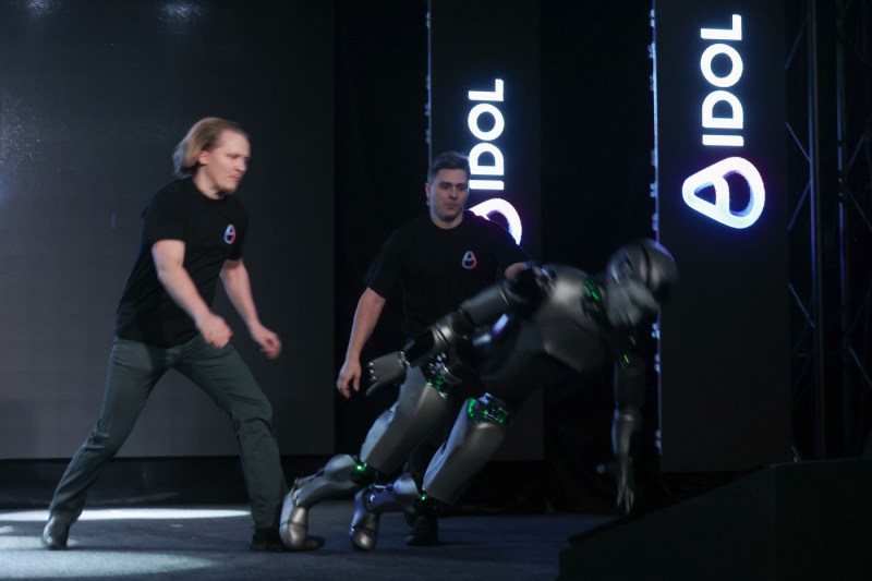 The first Russian humanoid robot equipped with artificial intelligence collapsed on the stage in seconds - VIDEO