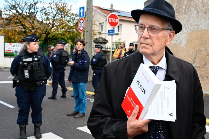 Scandal in France after the tribute to Pétain, convicted of treason after the Second World War. 