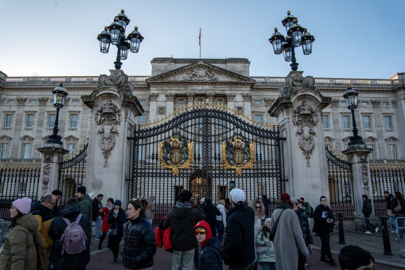 PHOTO Buckingham Palace Christmas Market, an AI hoax. Several tourists in London fell victim to the hoax