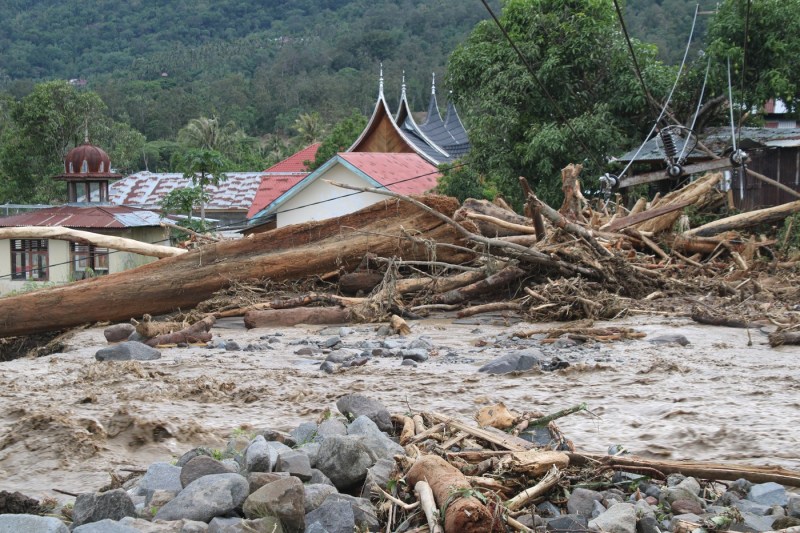 VIDEO Devastating floods in South Asia have affected millions of people. Hundreds of people have died and there is extensive damage in several countries