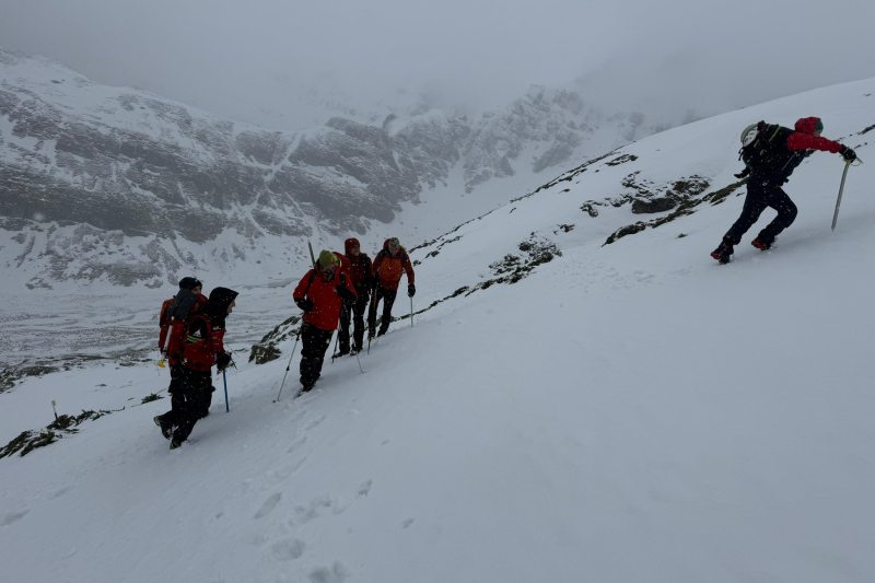 Rescuers temporarily suspend the search for the missing young man in Bucegi: 